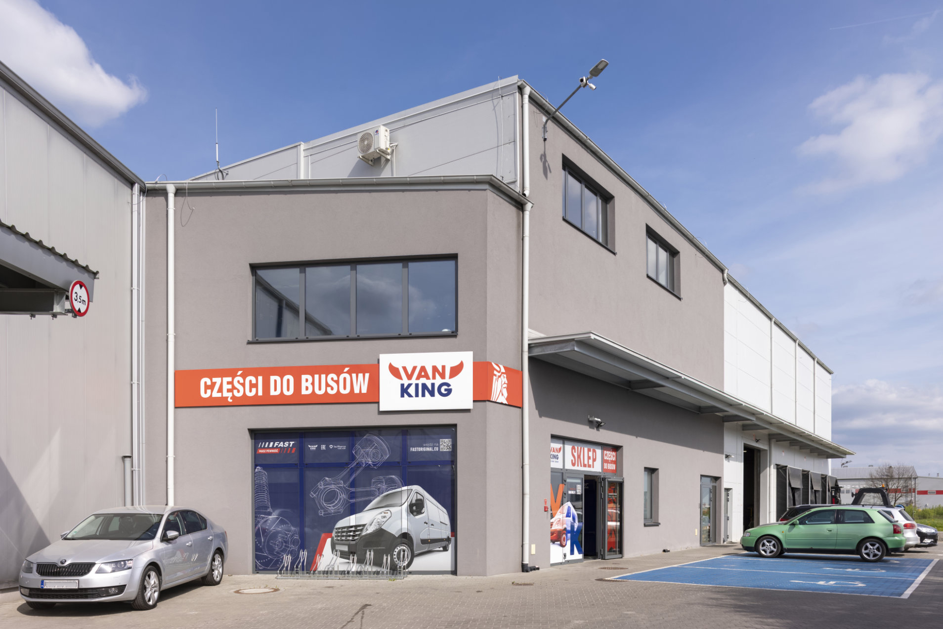 van-king-niepolomice-hala-magazynowa-elewacja-biuro-wejscie-11